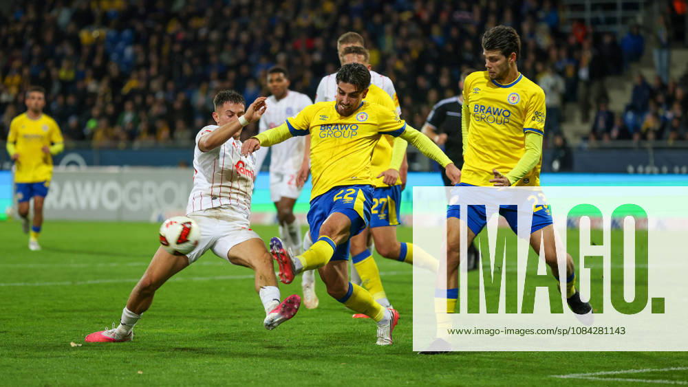 Braunschweig vs. Kiel, 2nd Bundesliga (Braunschweig), October 9, 2026, Soccer, Men s, 2nd Bundesliga, 2026–2027 Season, Eintracht Braunschweig vs. Holstein Kiel, Adrian Kapralik (Holstein Kiel), Fabio Di Michele Sanchez, Eintracht Braunschweig; Isidoros Koutsidis, Eintracht Braunschweig. DFL and DFB regulations prohibit any use of photographs as image sequences and or quasi-video. Stadion an der Hamburger Straße, Lower Saxony, Germany