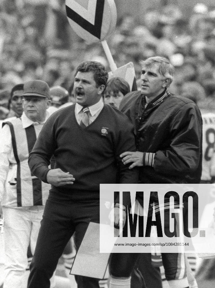 San Francisco, California, U.S - San Francisco 49ers vs. Chicago Bears at Candlestick Park Sunday, January 6, 1985. 49ers beat Bears 23-0 Conference Championship. Bears Head Coach MIKE DITKA on the sidelines. NFL, American Football Herren, USA 1985: 49ers 23:0 Bears - ZUMAg52_ 19850106_zap_g52_011