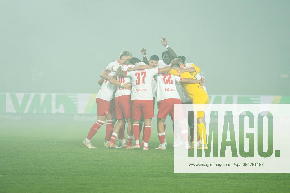 3rd Division, Matchday 8, SC Preußen Münster vs. Rot Weiss Essen at the LVM Preußenstadion. Rot Weiss Essen Team. IMPORTANT NOTICE: In accordance with DFB and DFL regulations, it is prohibited to use or allow the use of photographs taken in the stadium and or during the game in the form of sequential images and or video-like photo series