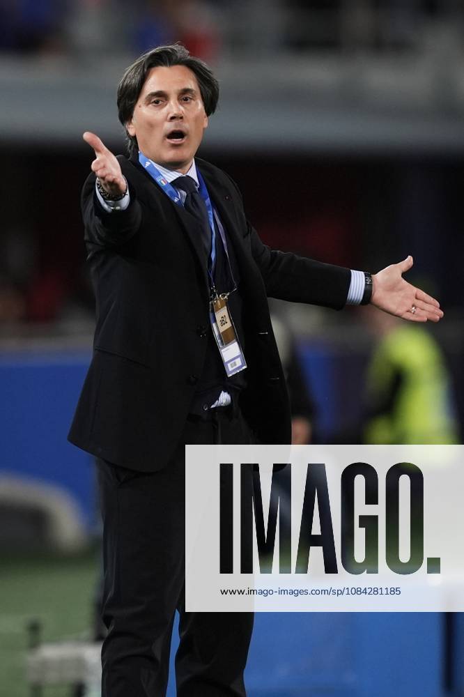 Turkiye s Headcoach Vincenzo Montella shouts instructions to his players during the Friendly Matches 2024 between Italy and Turkiye at Renato Dall& x2019;Ara Stadium - Soccer - Bologna, Italy - Tuesday June 4, 2024