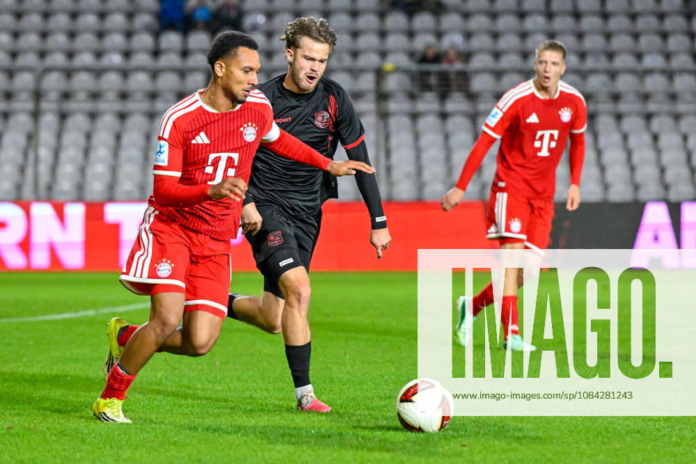V li Vincent Manuba Bayern Munich, FCB, 2 Jeroen Krupa Unterhaching, 9 in a one-on-one, duel, tackle, dynamic, action, 09 10 2026, Munich, Germany, soccer, Bavarian Regional League, FC Bayern Munich II vs. SpVgg Unterhaching