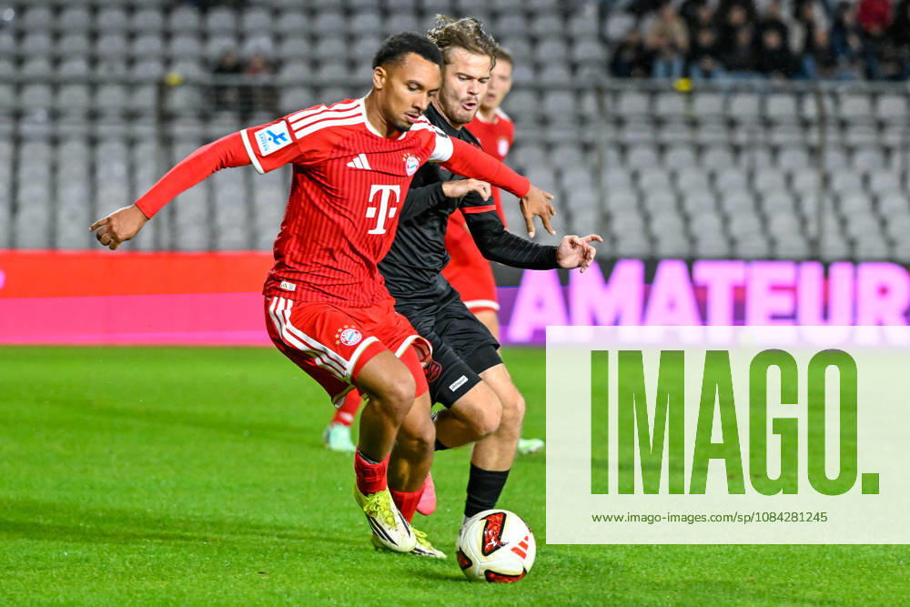 V li Vincent Manuba Bayern Munich, FCB, 2 Jeroen Krupa Unterhaching, 9 in a one-on-one, duel, tackle, dynamic, action, 09 10 2026, Munich, Germany, soccer, Bavarian Regional League, FC Bayern Munich II vs. SpVgg Unterhaching