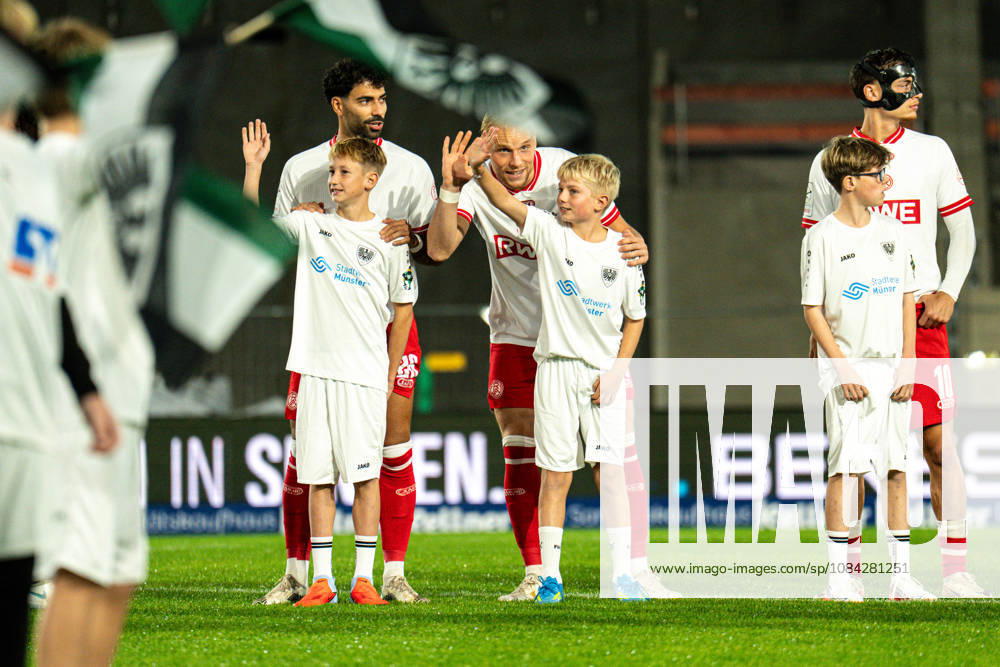 3rd Division, Matchday 8, SC Preußen Münster vs. Rot Weiss Essen at the LVM Preußenstadion; Ben Hüning of Essen waves to the crowd. IMPORTANT NOTICE: In accordance with DFB and DFL regulations, it is prohibited to use or allow the use of photographs taken in the stadium and or during the game in the form of sequential images and or video-like photo series