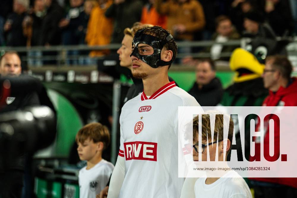 3rd Division, Matchday 8, SC Preußen Münster vs. Rot Weiss Essen at the LVM Preußenstadion; Marvin Obuz (Essen) wearing a mask as he enters the field. IMPORTANT NOTICE: In accordance with DFB and DFL guidelines, it is prohibited to use or allow the use of photographs taken in the stadium and or during the game in the form of sequential images and or video-like photo series