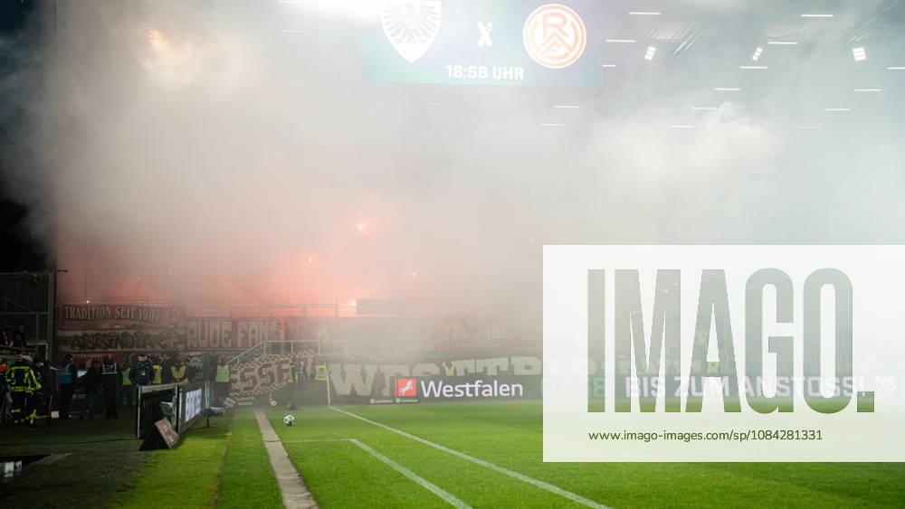 3rd Division, Matchday 8, SC Preußen Münster vs. Rot-Weiss Essen at the LVM Preußenstadion. Pyro Fans of Rot-Weiss Essen. IMPORTANT NOTICE: In accordance with DFB and DFL regulations, it is prohibited to use or allow the use of photographs taken in the stadium and or during the game in the form of sequential images and or video-like photo sequences