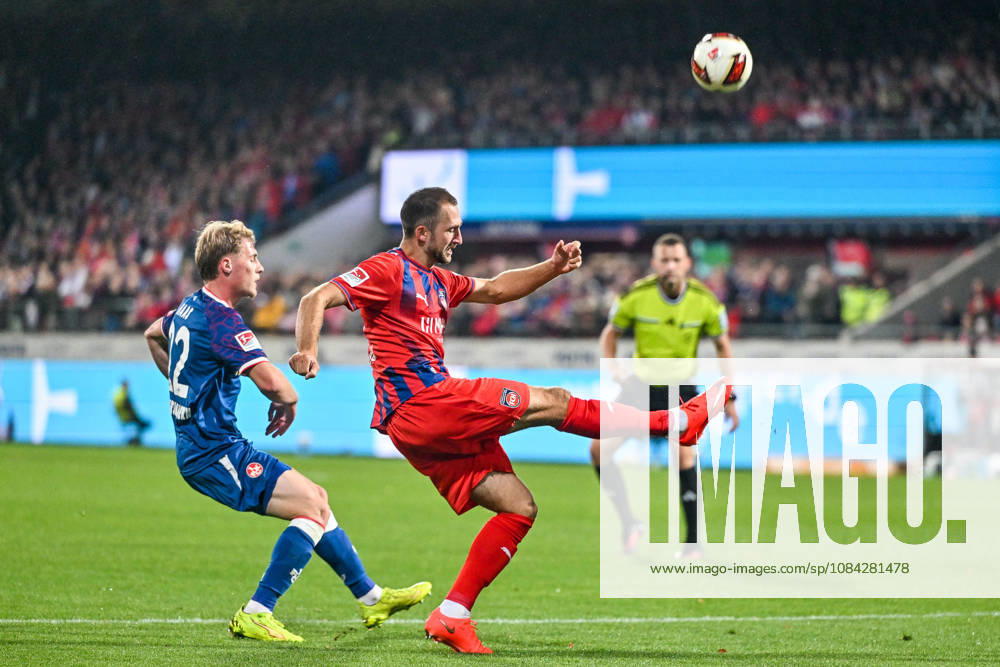 GER, Soccer, Men s, 2. Bundesliga, Matchday 7, 1 FC Heidenheim vs. 1 FC Kaiserslautern, Jonas Föhrenbach (Heidenheim), 19, makes a save against Mika Haas (Kaiserslautern), 22, Heidenheim Voith Arena, Baden-Württemberg, Germany