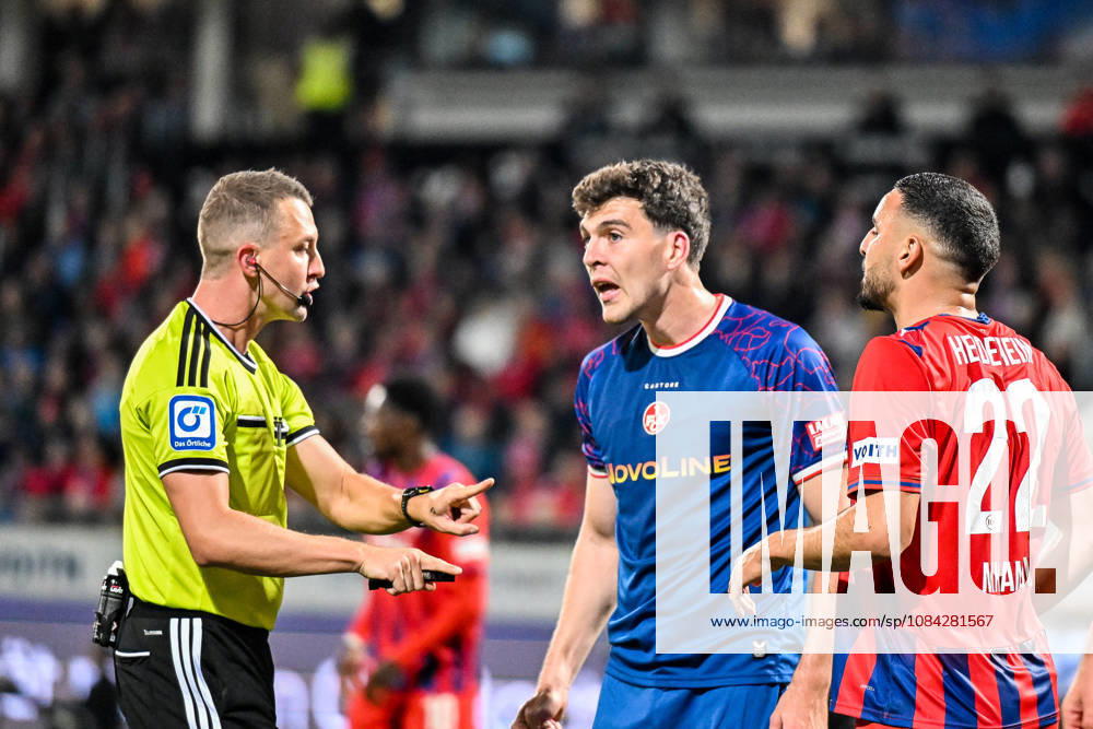 GER, Soccer, Men s, 2. Bundesliga, Matchday 7, 1 FC Heidenheim vs. 1 FC Kaiserslautern Referee Florian Lechner cautions Jacob Rasmussen (Kaiserslautern, 14) and Oualid Mhamdi (Heidenheim, 22) at the Voith Arena in Heidenheim, Baden-Württemberg, Germany