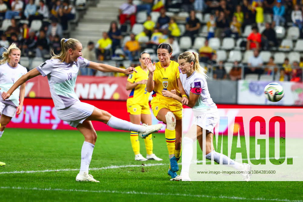 Women s World Cup Qualifier: Romania vs. Norway, Bucharest, October 9, 2026—Ada Hegerberg watches out for a shot by Frida L. Maanum during the Women s World Cup qualifying match between Romania and Norway at Stadionul Arcul de Triumf in Bucharest. Photo: Nikola Krstic, NTB. . RESTRICTED USE BY BETTING COMPANIES