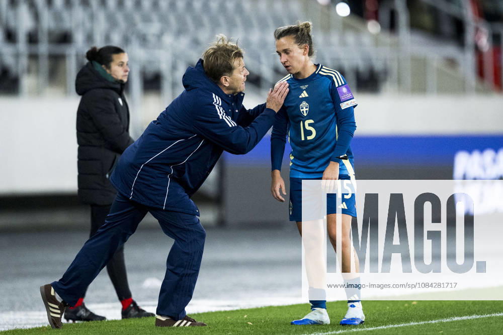 Head coach Tony Gustavsson and Julia Zigiotti Olme of Sweden during the FIFA Women’s World Cup qualifying playoff soccer match between Lithuania and Sweden on October 9, 2026 in Kaunas. Photo by Mathias Bergeld. BILDBYRAN code MB MB1418. soccer, football, World Cup qualifier, FIFA Women’s World Cup qualifier, playoff, Lithuania, Sweden, women’s soccer, BBENG, play-off