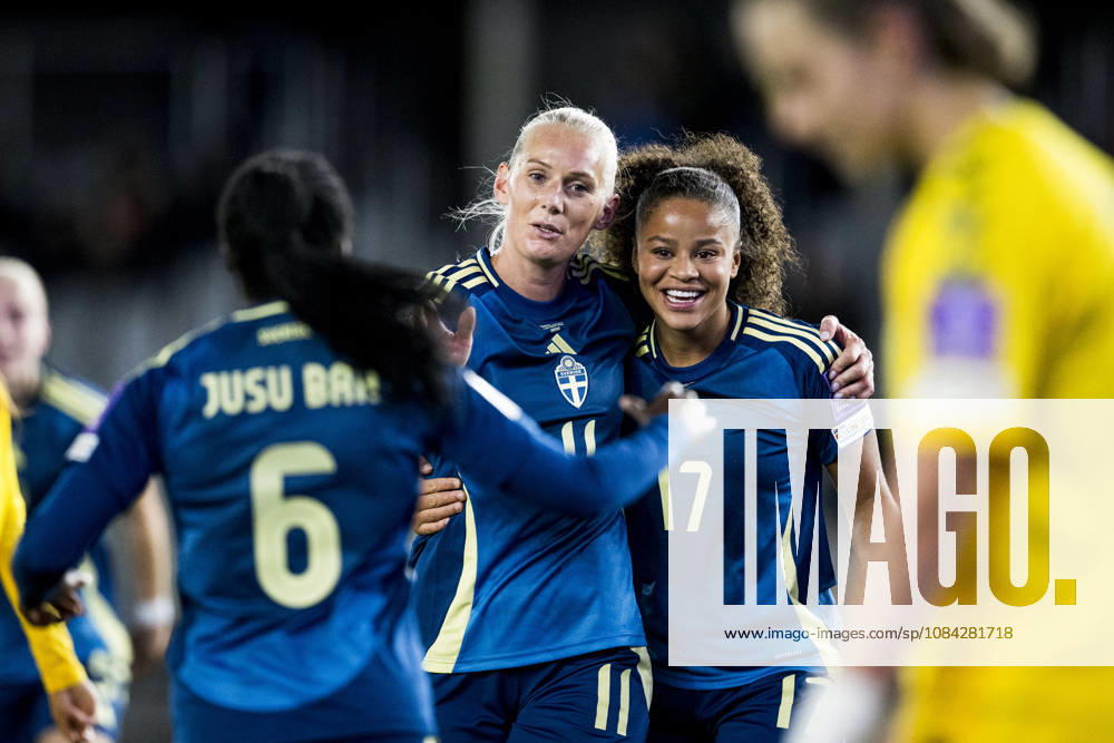 Stina Blackstenius and Felicia Schröder of Sweden celebrate after the 0–4 victory during the FIFA Women’s World Cup qualifying playoff soccer match between Lithuania and Sweden on October 9, 2026 in Kaunas. Photo by Mathias Bergeld. BILDBYRAN code MB MB1418 soccer football fotball World Cup qualifier FIFA Women’s World Cup qualifier playoff Lithuania Sweden women’s BBENG playoff celebration
