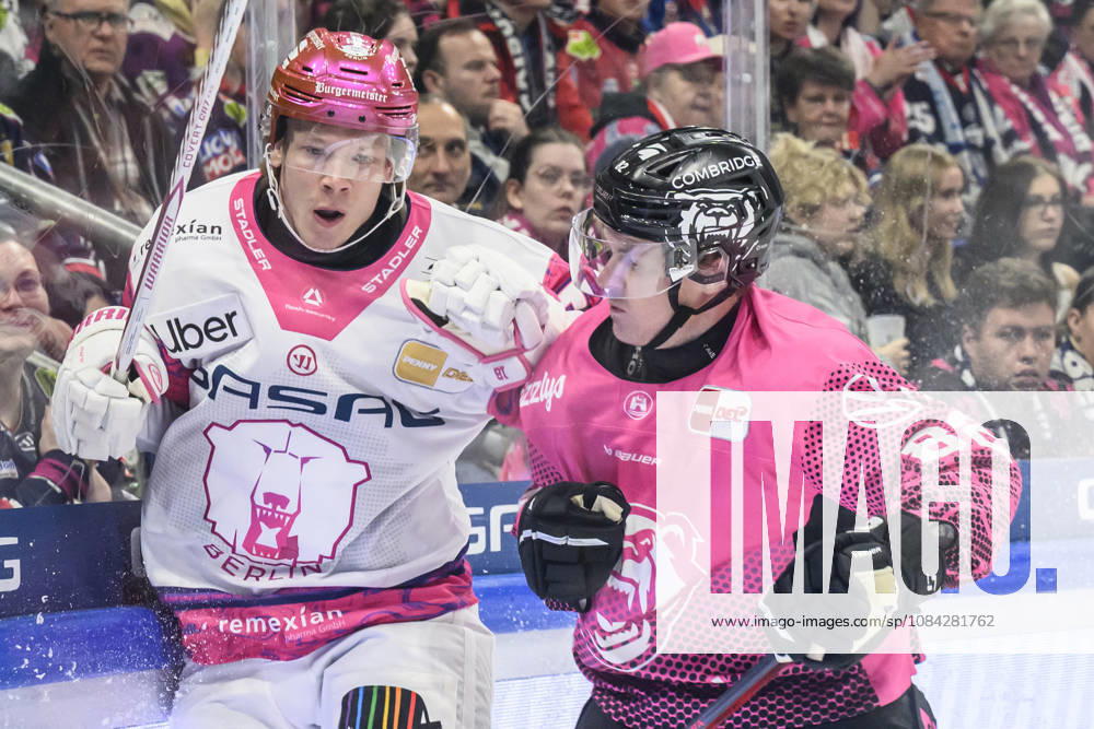In the photo, from left: Jonas Müller (Eisbären Berlin 18), Tyler Morley (Grizzlys Wolfsburg 86); one-on-one battle, action, fight, battling for the puck, GER, Berlin, ice hockey, DEL 1, Eisbären Berlin vs. Grizzlys Wolfsburg, at the Uber Arena, October 9, 2026,