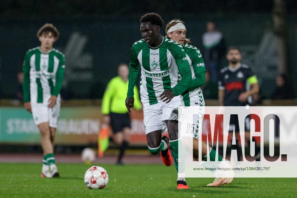 Ramiz Hamouda, SV Werder Bremen II, 24 with the ball, single frame, full-body shot, action, game scene, October 9, 2026, Bremen, Germany, soccer, Regionalliga Nord, SV Werder Bremen II vs. SV Atlas Delmenhorst