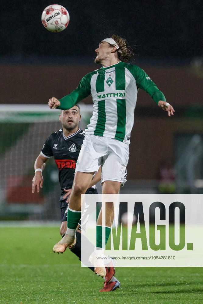 From left: Christofer David (SV Atlas Delmenhorst), 10, and Noah Weißbach (SV Werder Bremen II), 25, in a header duel; header, tackle, action, game play, 09 10 2026, Bremen, Germany, soccer, Regionalliga Nord, SV Werder Bremen II vs. SV Atlas Delmenhorst