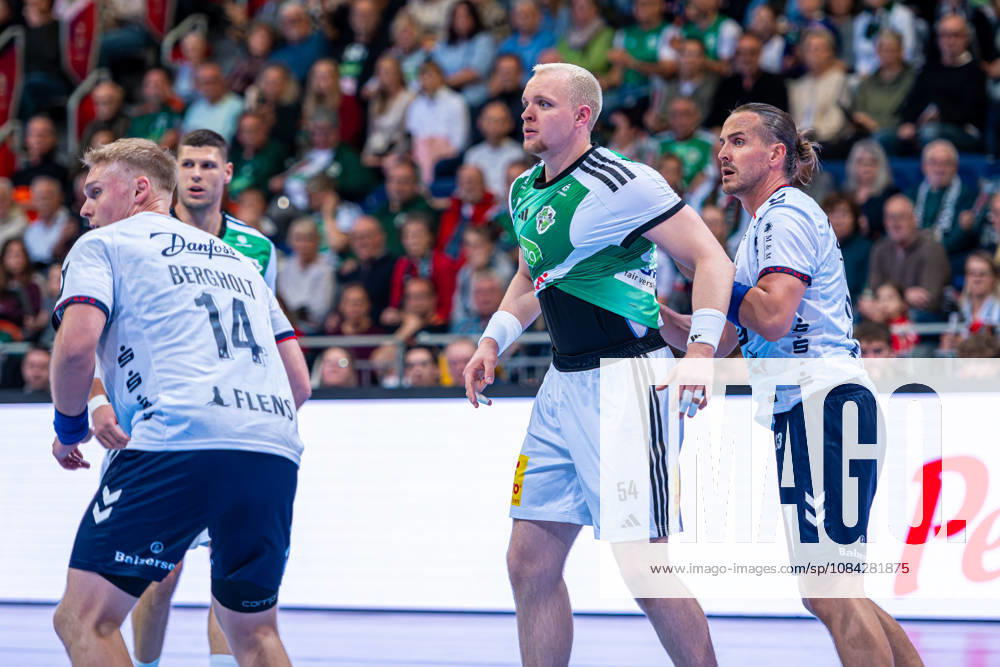 Justus Fischer, TSV Hannover Burgdorf, No. 54 (left), TSV Hannover Burgdorf (green) vs. SG Flensburg Handewitt (blue) on Matchday 8 of the 2026–2027 season in the Opel Handball Bundesliga, October 9, 2026, ZAG Arena Hannover, GER,