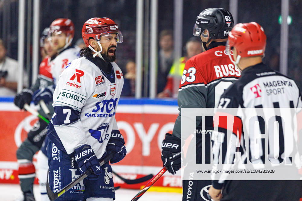 COLONGE, GERMANY - 9 OCTOBER 2026: Image shows Bittner Dominik (Schwenninger Wild Wings, 7) and Russell Patrick (Kölner Haie, 63) during PENNY DEL 2026 27 Regular Season, Matchday 7: Kölner Haie vs Schwenninger Wild Wings at LANXESS arena on 9 10 2026 in Colonge, Germany. Germany