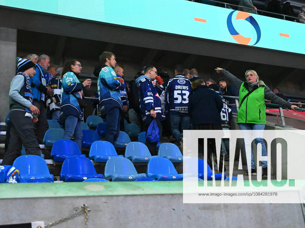 Evacuation of the ice rink following an alarm, technical emergency, everyone must leave the arena, Dresden Eislöwen vs. Blue Devils Weiden, ice hockey, Dresden, Eislöwen, DEL2, DEL 2, 2nd League, 2026–2027 season, JOYNEXT Arena ice rink in Ostragehege, October 9, 2026,