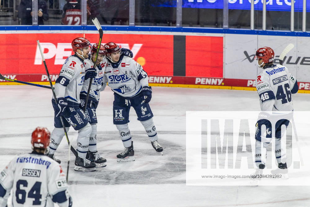 Alexander Peters (Schwenninger Wild Wings, 06) and Curtis Valk (Schwenninger Wild Wings, 14) celebrate; Eric Martinsson (Schwenninger Wild Wings, 46, Boaz Bassen (Schwenninger Wild Wings, 64), Cologne Sharks vs. Schwenninger Wild Wings, ice hockey, Penny DEL, Matchday 07, 2026–2027, October 9, 2026, Cologne Sharks vs. Schwenningen Wild Wings, Ice Hockey, Penny DEL, Matchday 7, 2026–2027, October 9, 2026, Cologne