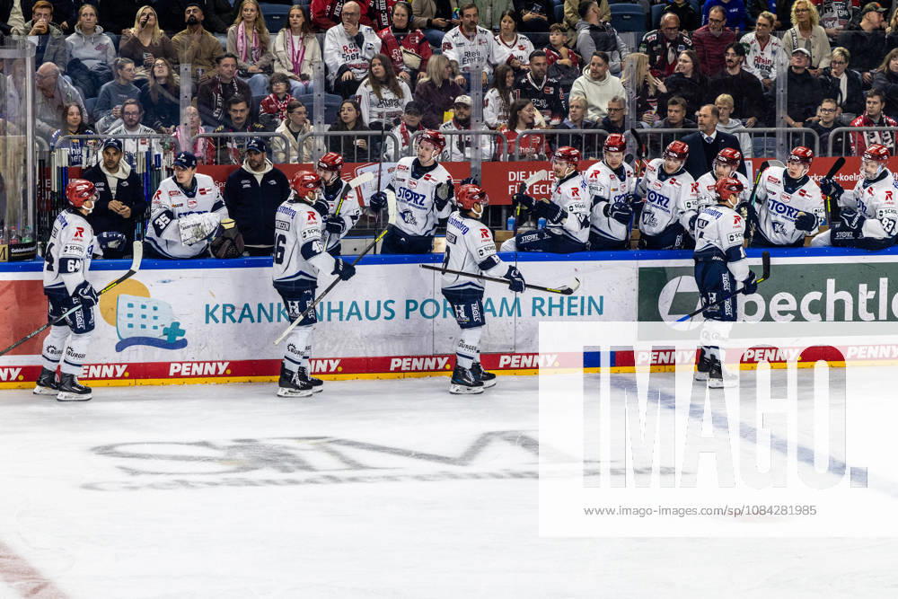 The Schwenninger Wild Wings team celebrates their successful play after scoring the 0-1 goal in the game between the Koelner Haie and the Schwenninger Wild Wings, ice hockey, Penny DEL, Matchday 07, 2026–2027, October 9, 2026, Cologne Sharks vs. Schwenninger Wild Wings, Ice Hockey, Penny DEL, Matchday 7, 2026–2027, October 9, 2026, Cologne