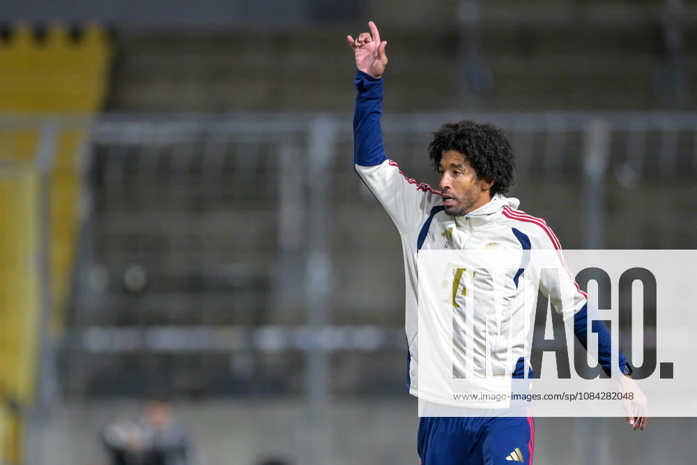 Coach Costa Santos Dante of FC Bayern Munich gives instructions, gesticulates with his arms, single frame, action, 09 10 2026, Munich, Germany, soccer, Bavarian Regional League, FC Bayern Munich II vs. SpVgg Unterhaching