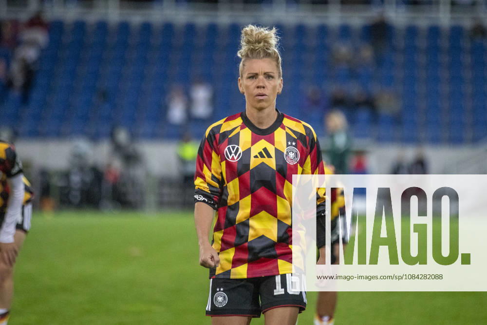 GER, Karlsruhe, football, womens football, International Friendly, Länderspiel, Nationalmannschaft Germany vs. Australia in the picture f.l.: Linda Dallmann (Germany 16), warm up 09.10.2026, BBBank Wildpark Karlsruhe DFB REGULATIONS PROHIBIT ANY USE OF PHOTOGRAPHS AS IMAGE SEQUENCES AND OR QUASI-VIDEO, Karlsruhe BBBank Wildpark Baden-Wuerttemberg Germany