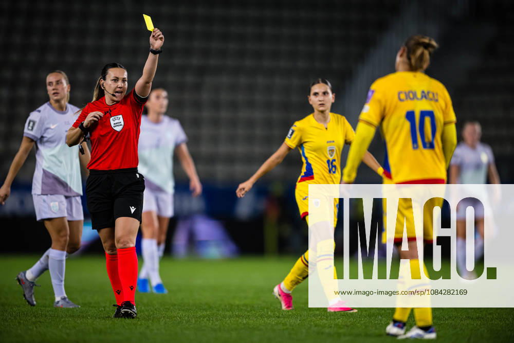Mihaela Ciolacu of Romania after receiving a yellow card from referee Emily Heaslip during the FIFA Women’s World Cup Qualifier soccer match between Romania and Norway on October 9, 2026 in Bucharest. Photo by Marius Simensen. BILDBYRAN COP 238 bbeng women s FIFA World Cup qualifiers soccer football international match Norway Romania