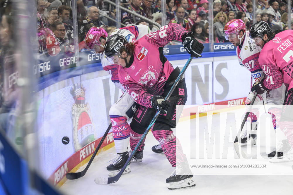 In the photo, from left: Matt Choupani, Grizzlys Wolfsburg 89; face-off, action, battle, fighting for the puck; GER, Berlin, ice hockey, DEL 1, Eisbären Berlin vs. Grizzlys Wolfsburg, at the Uber Arena, October 9, 2026,