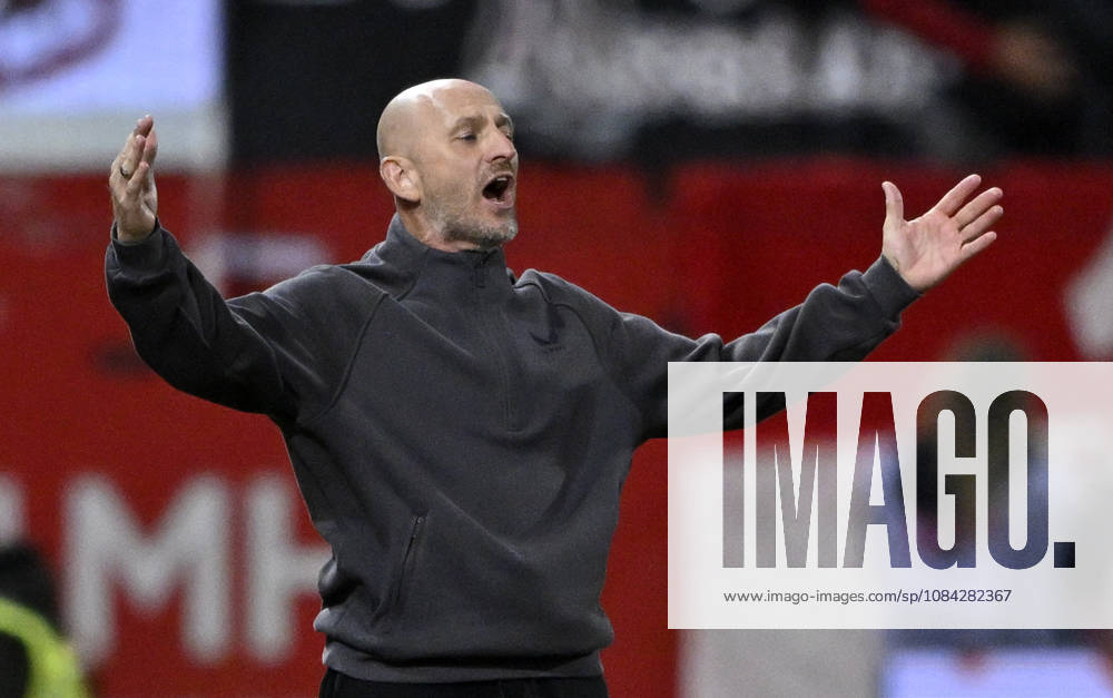 Coach Torsten Lieberknecht, 1. FC Kaiserslautern (FCK), angry gesture, 1. FC Heidenheim 1846 (FCH) vs. 1. FC Kaiserslautern, October 9, 2026. DFL regulations prohibit any use of photographs as imGE SEQUENCES AND OR QUASI-VIDEO 1 FC Heidenheim 1846 FCH vs. 1 FC Kaiserslautern