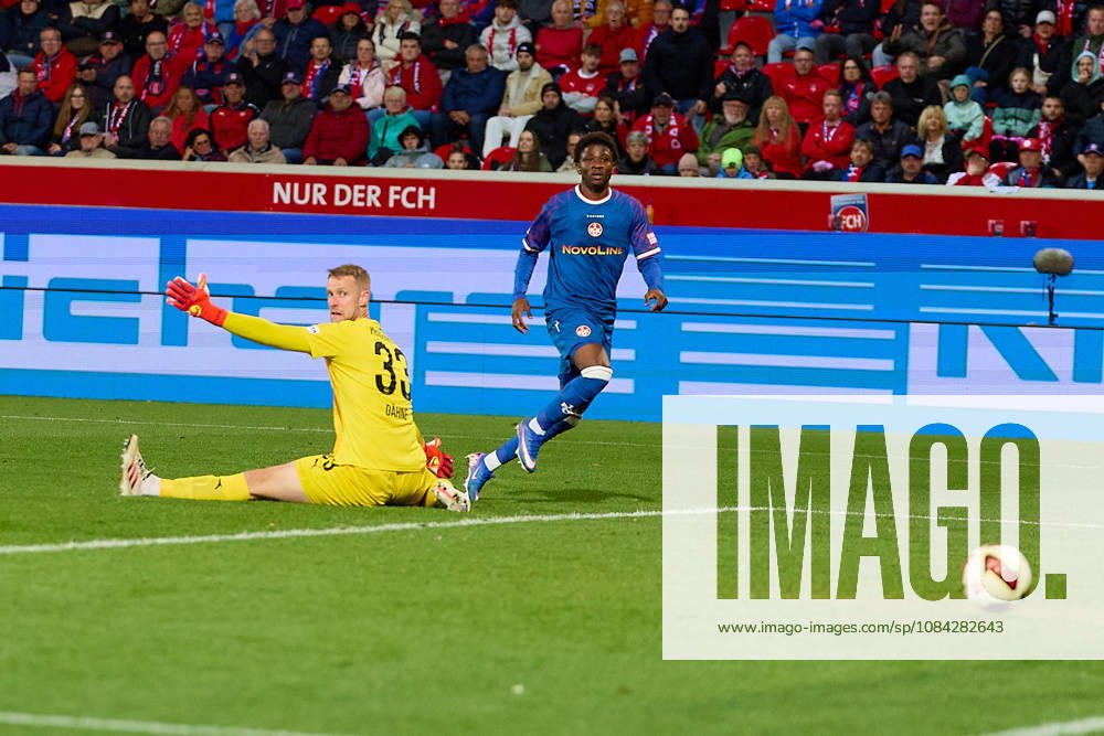Ibrahim Kanate (FC Kaiserslautern), 11, takes a shot against Thomas Daehne (1 FC Heidenheim), 33, but the goal does not count (GER), 1 FC Heidenheim 1846 vs. 1 FC Kaiserslautern, soccer, 2. Bundesliga, Matchday 7, 2026–2027 season, October 9, 2026 DFL regulations prohibit any use of photographs as image sequences and or quasi-video GER, 1 FC Heidenheim 1846 vs. 1 FC Kaiserslautern, soccer, 2. Bundesliga, Matchday 7, 2026–2027 season, October 9, 2026, Heidenheim an der Brenz