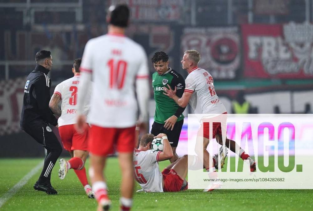 Preußen Münster vs. Rot Weiss Essen ** FOR ** **Soccer 3rd Division, Matchday 8: Preußen Münster vs. Rot-Weiss Essen on October 9, 2026, at the LVM Preußenstadion in Münster. The players are locked in a scuffle. Germany, North Rhine-Westphalia, Münster. Copyright ThorstenxTillmann