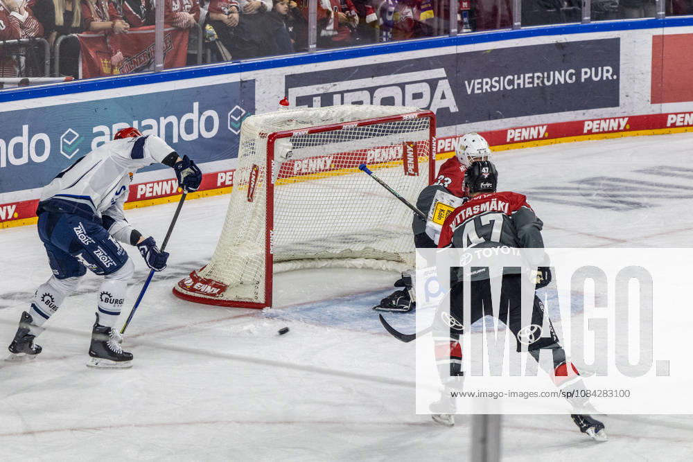 Veli Matti Vittasmaki, Cologne Sharks, 47, Nico Wiens, Cologne Sharks, 33 vs. Alexander Karachun, Schwenningen Wild Wings, 47; Cologne Sharks vs. Schwenningen Wild Wings, ice hockey, Penny DEL, Matchday 07, 2026–2027, September 10, 2026, Cologne Sharks vs. Schwenninger Wild Wings, Ice Hockey, Penny DEL, Matchday 07, 2026–2027, September 10, 2026, Cologne
