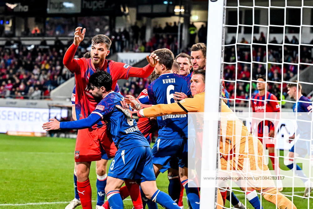 GER, Soccer, Men s, 2. Bundesliga, Matchday 7, 1 FC Heidenheim vs. 1 FC Kaiserslautern Julian Krahl (Kaiserslautern), 1, assists Semih Sahin (Kaiserslautern), 8, against Julian Niehues (Heidenheim), 16, Heidenheim Voith Arena, Baden-Württemberg, Germany