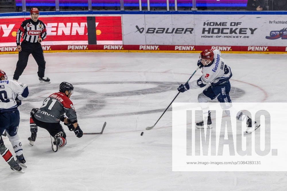 Philip Feist, Schwenninger Wild Wings, 09 vs. Moritz Mueller, Koelner Haie, 91 Koelner Haie vs. Schwenninger Wild Wings, Ice Hockey, Penny DEL, Matchday 07, 2026–2027, October 9, 2026, Cologne Sharks vs. Schwenninger Wild Wings, Ice Hockey, Penny DEL, Matchday 07, 2026–2027, October 9, 2026, Cologne