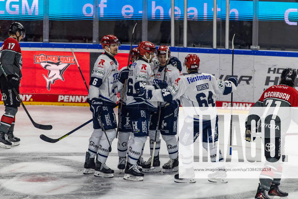 Boaz Bassen, Schwenninger Wild Wings, 64, Alexander Peters, Schwenninger Wild Wings, 06, celebrate with Curtis Valk of the Schwenninger Wild Wings, No. 14, after his goal to make it 0–1 in the game between the Koelner Haie and the Schwenninger Wild Wings, ice hockey, Penny DEL, Matchday 07, 2026–2027, September 10, 2026, Cologne Sharks vs. Schwenninger Wild Wings, Ice Hockey, Penny DEL, Matchday 7, 2026–2027, September 10, 2026, Cologne
