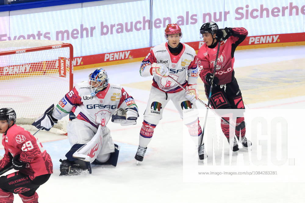 DEU, GER, Ice Hockey, Match Day, 2026–27 Season, Berlin, Eisbären Berlin vs. Grizzly Wolfsburg, Jonas Neffin (Eisbären Berlin) 75, Adam Smith (Eisbären Berlin) 4, Matt Choupani (Grizzly Wolfsburg) 89, nordphoto GmbH, Engler, City, Über Arena, State, Country