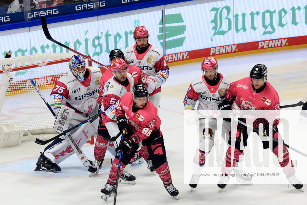 DEU, GER, Ice Hockey, Match Day, 2026–27 Season, Berlin, Eisbären Berlin vs. Grizzly Wolfsburg, Jonas Neffin (Eisbären Berlin 75), Eisbären players, Wolfsburg players, Adam Smith (Eisbären Berlin 4), Markus Vikingstad (Eisbären Berlin 37), w75, Chris Wilkie, Grizzly Wolfsburg 84, nordphoto GmbH, Engler, City, About the Arena, State, Country