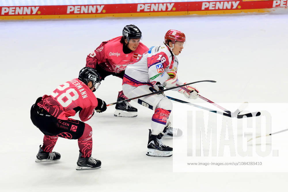 DEU, GER, Ice Hockey, Match Day, 2026–27 Season, Berlin, Eisbären Berlin vs. Grizzly Wolfsburg Jonas Mueller Eisbären Berlin 18, Ross Mauermann Grizzly Wolfsburg 28, Matt Choupani Grizzly Wolfsburg 89 nordphoto GmbH Engler City About Arena State Country