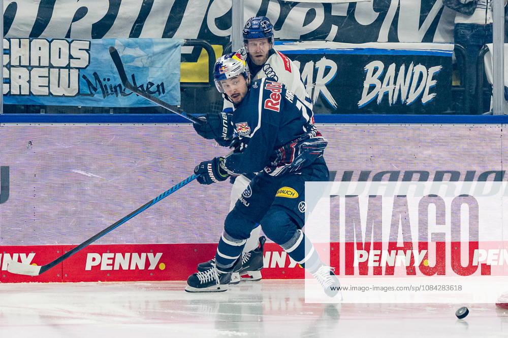 Battle for the Puck: Face-off between Taro Hirose (EHC Red Bull Munich, 17) and Daniel Pietta (ERC Ingolstadt, 86 GER), EHC Red Bull Munich vs. ERC Ingolstadt, DEL, 2026–2027 season, Matchday 7, October 9, 2026 Photo: HMB Media, Franz Feiner
