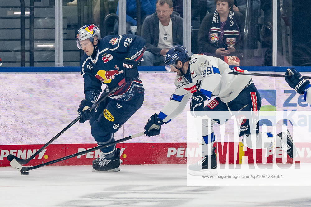 Battle for the Puck: Face-off between Ville Pokka (EHC Red Bull Munich, 22) and Austen Keating (ERC Ingolstadt, 89 GER), EHC Red Bull Munich vs. ERC Ingolstadt, DEL, 2026–2027 Season, Matchday 7, October 9, 2026 Photo: HMB Media, Franz Feiner