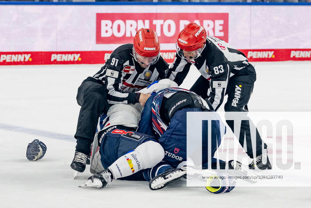 Brawl between Jeremy McKenna (EHC Red Bull Munich, 91) and Daniel Schmoelz (ERC Ingolstadt, 92 GER), EHC Red Bull Munich vs. ERC Ingolstadt, DEL, 2026–2027 season, Matchday 7, October 9, 2026 Photo: HMB Media, Franz Feiner