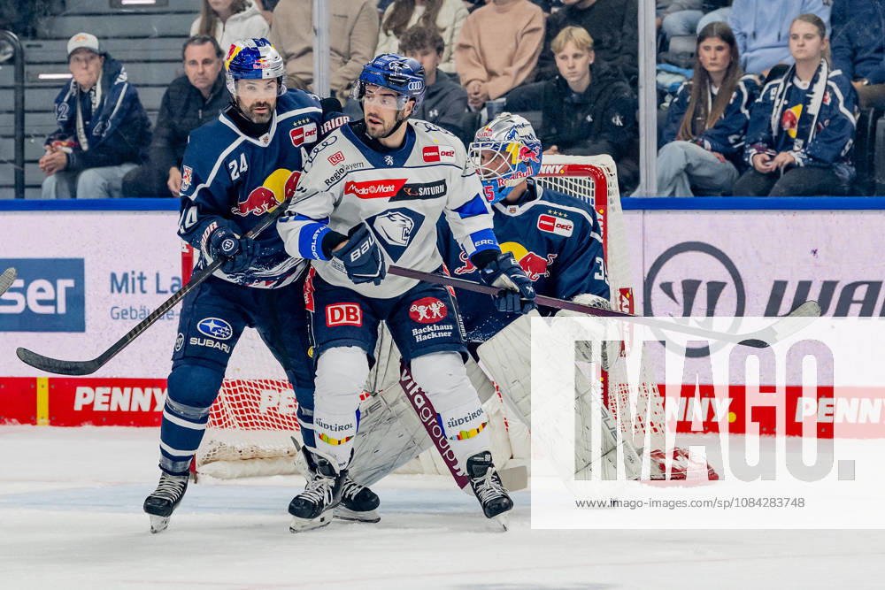 Ryan Murphy (EHC Red Bull Munich, 24) defends against Peter Abbandonato (ERC Ingolstadt, 98) in front of the net of Mathias Niederberger (goalie, EHC Red Bull Munich, 35), GER, EHC Red Bull Munich vs. ERC Ingolstadt, DEL, 2026–2027 season, Matchday 7, October 9, 2026. Photo: HMB Media, Franz Feiner