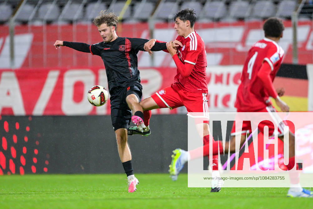 From left: Jeroen Krupa (Unterhaching), 9 Filip Pavic (Bayern Munich, FCB), 5 in a one-on-one battle, duel, tackle, dynamic, action, 09 10 2026, Munich, Germany, soccer, Bavarian Regional League, FC Bayern Munich II vs. SpVgg Unterhaching