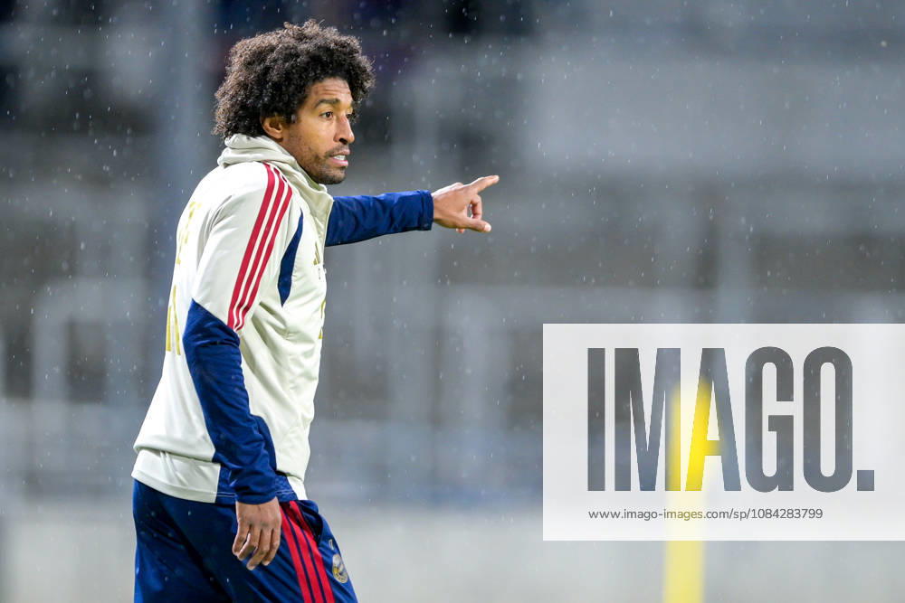 Coach Costa Santos Dante of FC Bayern Munich gives instructions, gesticulates with his arms, single frame, action, 09 10 2026, Munich, Germany, soccer, Bavarian Regional League, FC Bayern Munich II vs. SpVgg Unterhaching