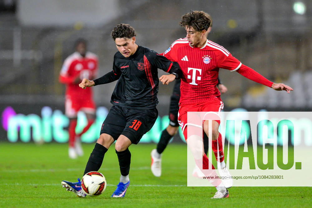 From left: Constantin Strunz (Unterhaching), 38 David Santos Daiber (Bayern Munich, FCB), 6 in a one-on-one battle, duel, tackle, dynamic, action, 09 10 2026, Munich, Germany, soccer, Bavarian Regional League, FC Bayern Munich II vs. SpVgg Unterhaching