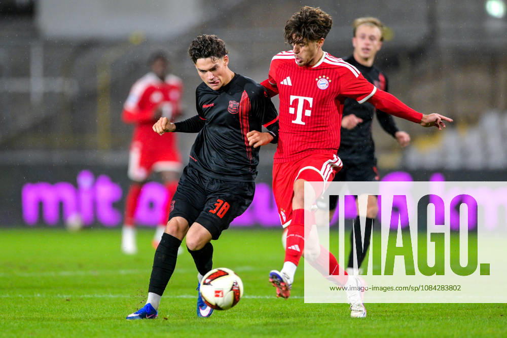 From left: Constantin Strunz (Unterhaching), 38 David Santos Daiber (Bayern Munich, FCB), 6 in a one-on-one battle, duel, tackle, dynamic, action, 09 10 2026, Munich, Germany, soccer, Bavarian Regional League, FC Bayern Munich II vs. SpVgg Unterhaching