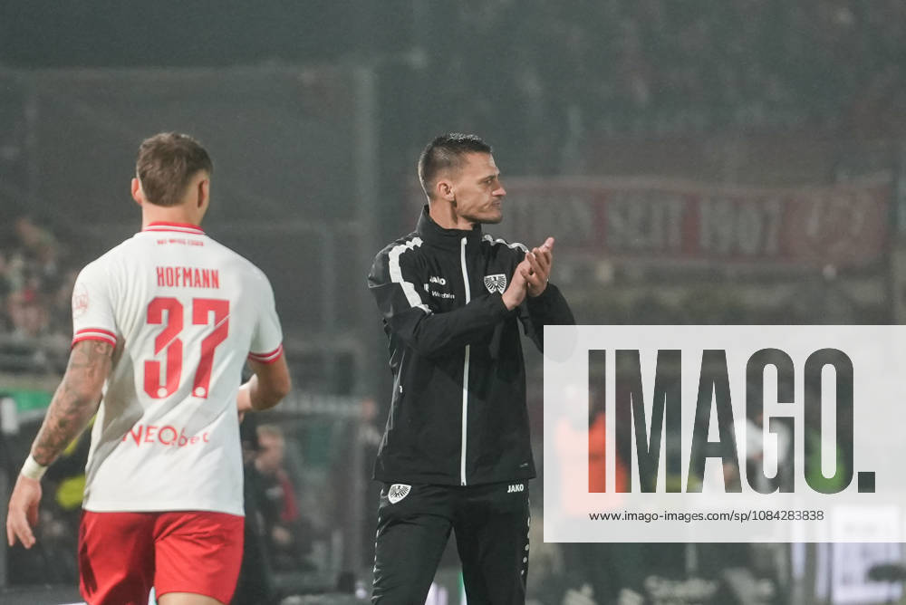 Germany 3rd Division 2026–2027, Matchday 8: SC Preußen Münster vs. Rot-Weiß Essen, Friday, October 9, 2026, LVM Preußenstadion, Münster, North Rhine-Westphalia, Germany; Thomas Wörle, Coach, SC Preußen Münster; Applause