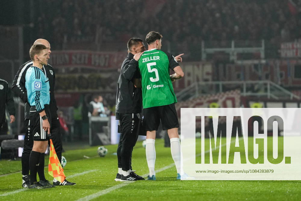 Germany 3rd Division 2026–2027, Matchday 8: SC Preußen Münster vs. Rot-Weiß Essen, Friday, October 9, 2026, LVM Preußenstadion, Münster, North Rhine-Westphalia, Germany; Thomas Wörle, coach of SC Preußen Münster, in conversation with Lucas Zeller of SC Preußen Münster, 5