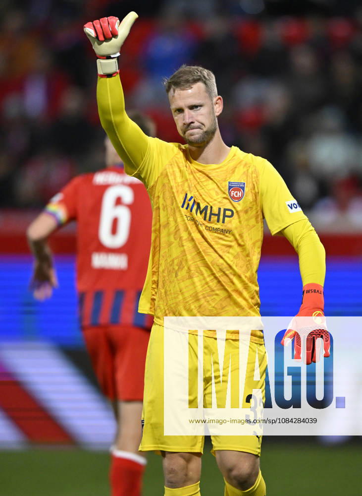 Goalkeeper Thomas Daehne, 1 FC Heidenheim 1846 (FCH) 33, gesture: thumbs-up; Patrick Mainka, 1 FC Heidenheim 1846 (FCH) 06; 1 FC Heidenheim 1846 (FCH) vs. 1 FC Kaiserslautern 09 10 2026 DFL regulations prohibit any use of photographs as image sequences and or quasi-video. 1 FC Heidenheim 1846 FCH vs. 1 FC Kaiserslautern