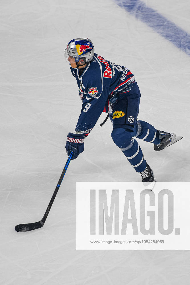Munich, Germany PENNY DEL, German Ice Hockey League, 2026–27 season, Matchday 7: EHC Red Bull Munich vs. ERC Ingolstadt at SAP Garden in Munich; Moritz Warnecke of EHC Red Bull Munich on the puck, with the puck, in possession of the puck