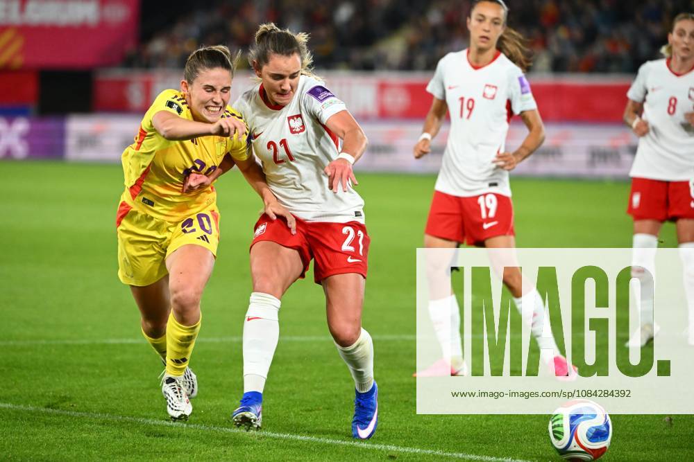 Belgium v Poland - FIFA Women s World Cup 2027 UEFA Qualifiers LEUVEN, BELGIUM - OCTOBER 09 : Detruyer Marie midfielder of Belgium, Paulina Tomasiak of Poland during the FIFA Women s World Cup 2027 UEFA European Qualifiers play-offs round 1 path 2 first leg match between Belgium and Poland on October 9, 2026 in Leuven, Belgium, 09 10 2026 Leuven Belgium