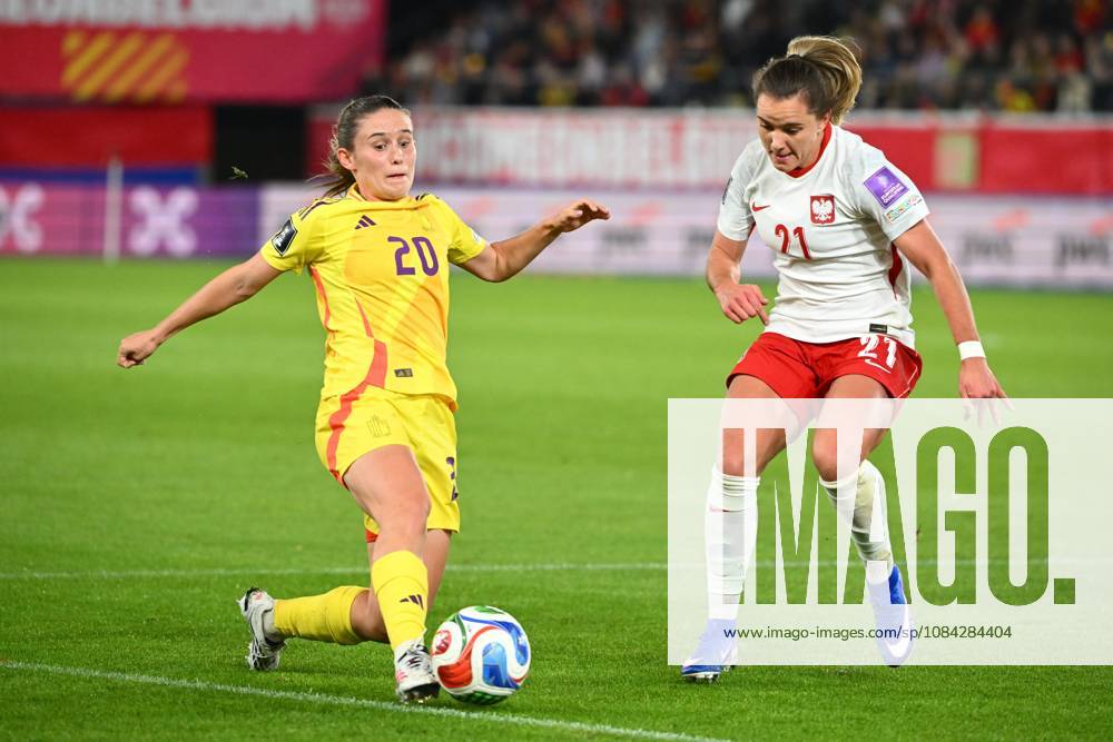 Belgium v Poland - FIFA Women s World Cup 2027 UEFA Qualifiers LEUVEN, BELGIUM - OCTOBER 09 : Detruyer Marie midfielder of Belgium, Paulina Tomasiak of Poland during the FIFA Women s World Cup 2027 UEFA European Qualifiers play-offs round 1 path 2 first leg match between Belgium and Poland on October 9, 2026 in Leuven, Belgium, 09 10 2026 Leuven Belgium
